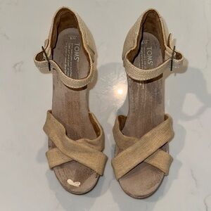 Toms Tan Sandals with Elegant Criss-Cross Design